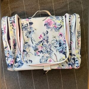 Vera Bradley Women's Recycled Lighten Up Reactive Hanging Travel Organizer